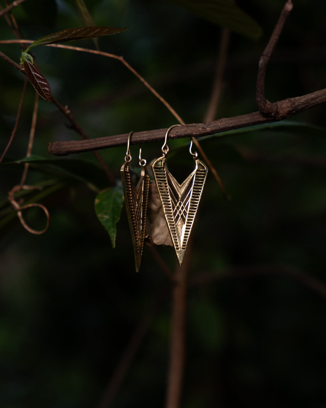 Wayfinder – Geometric Arrowhead Brass Drop Earrings - JUNUKA