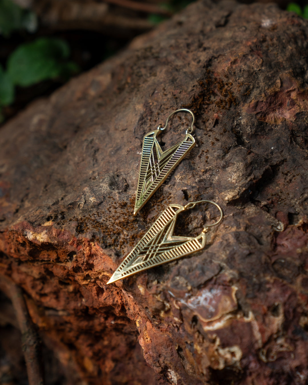 Wayfinder – Geometric Arrowhead Brass Drop Earrings - JUNUKA