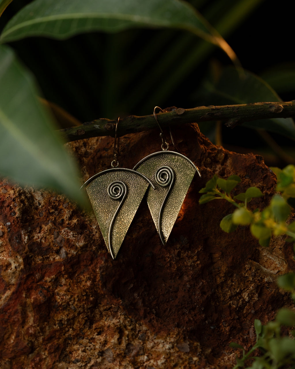 Fernsong – Fern-Inspired Brass Drop Earrings - JUNUKA