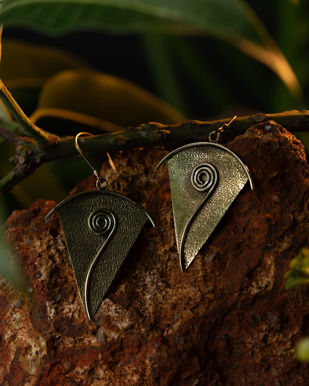 Fernsong – Fern-Inspired Brass Drop Earrings - JUNUKA