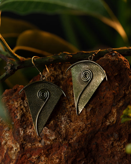 Fernsong – Fern-Inspired Brass Drop Earrings - JUNUKA