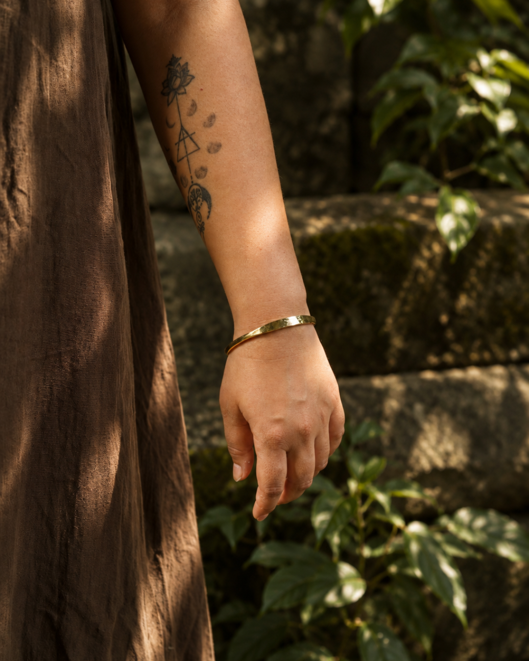 Riverbend – Open Brass Bangle with Hammered Details