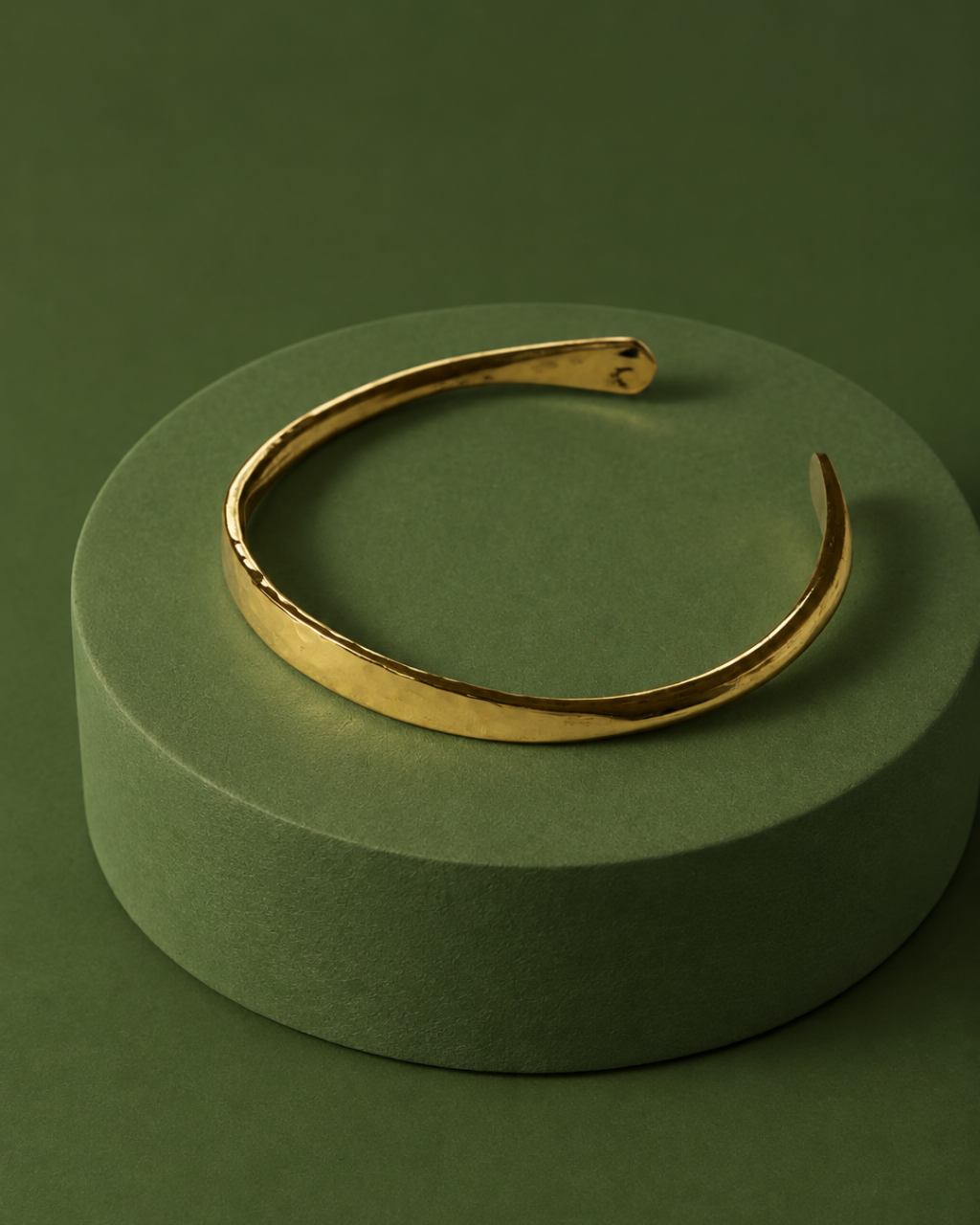 Riverbend – Open Brass Bangle with Hammered Details