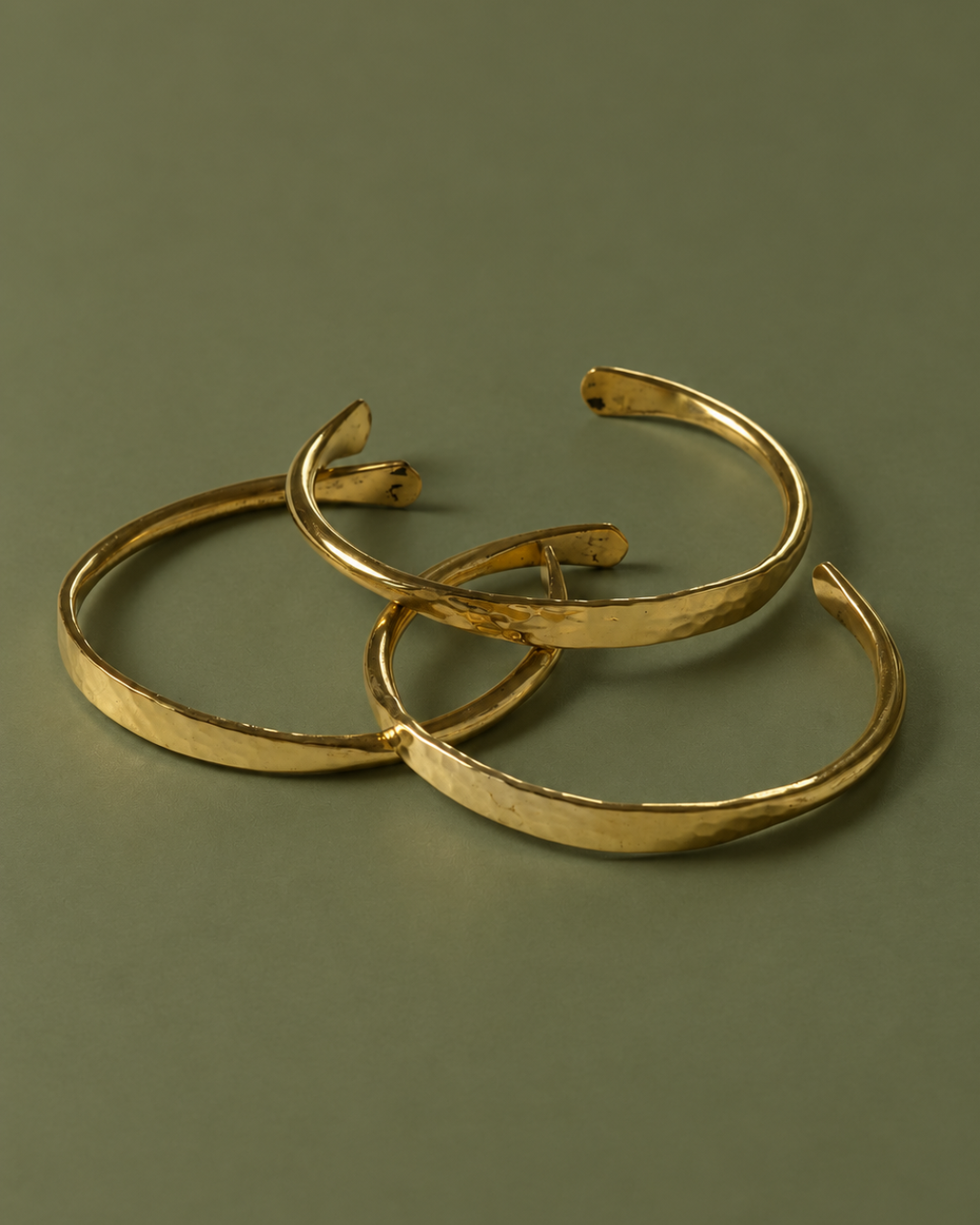 Riverbend – Open Brass Bangle with Hammered Details