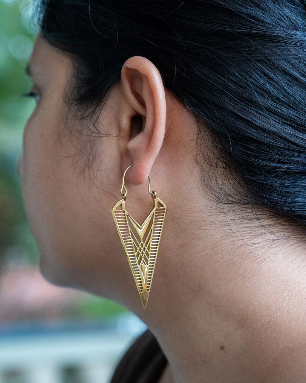Wayfinder – Geometric Arrowhead Brass Drop Earrings - JUNUKA