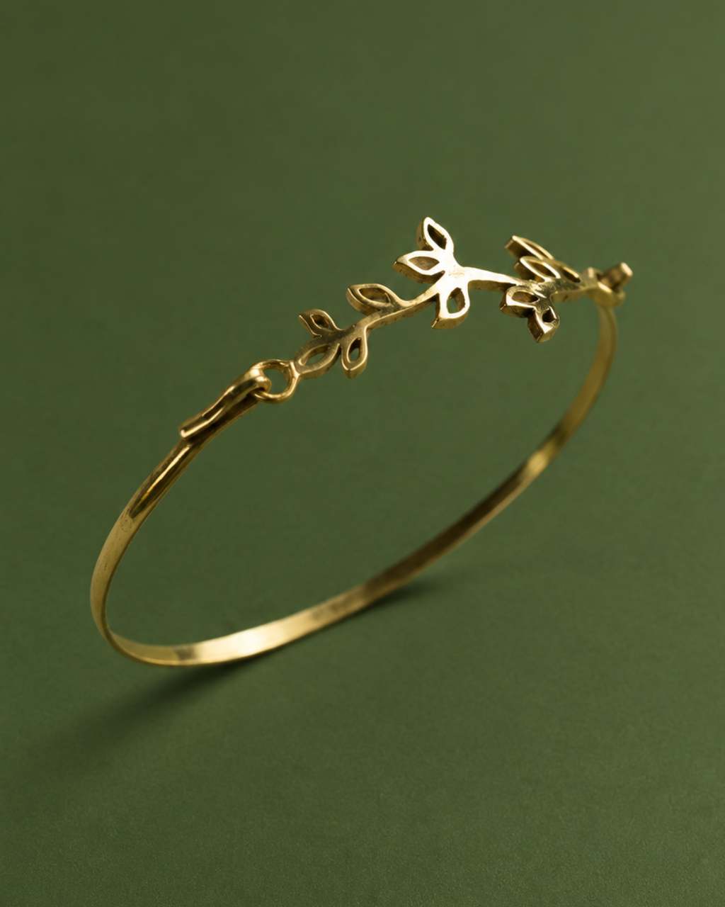 Lota – Leaf Vine Brass Bangle