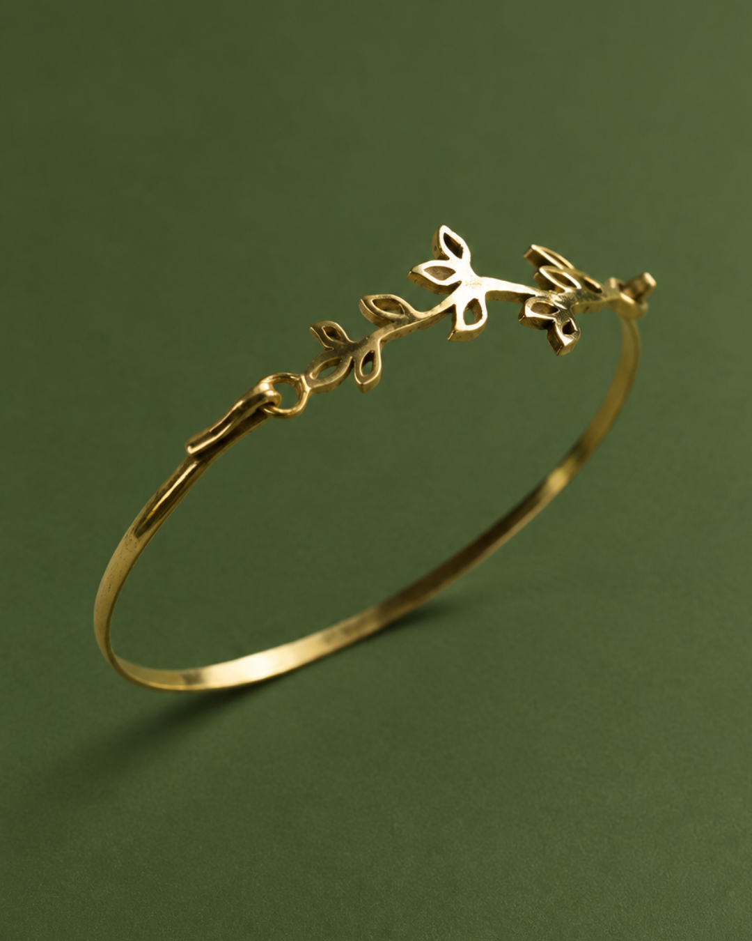 Lota – Leaf Vine Brass Bangle