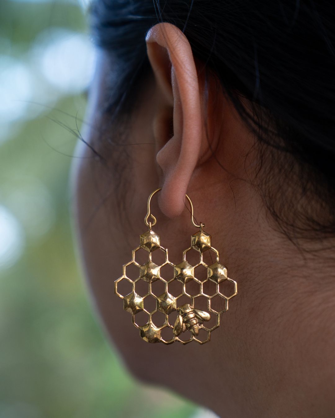 Saak – Honeycomb Bee Brass Drop Earrings - JUNUKA