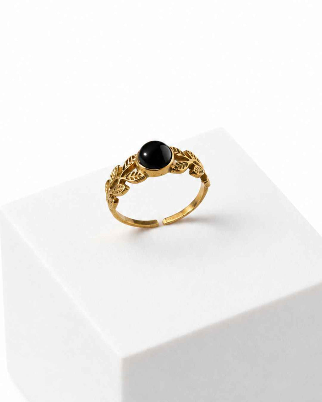 Vinecrest – Ornate Vine Detailed Gemstone Brass Ring