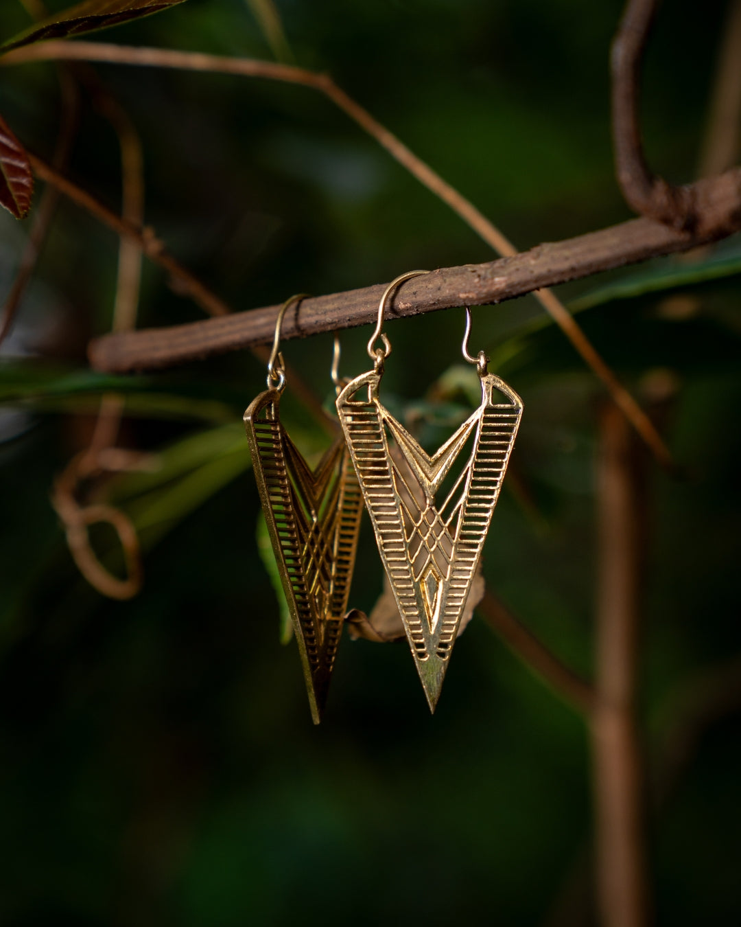 Wayfinder – Geometric Arrowhead Brass Drop Earrings - JUNUKA