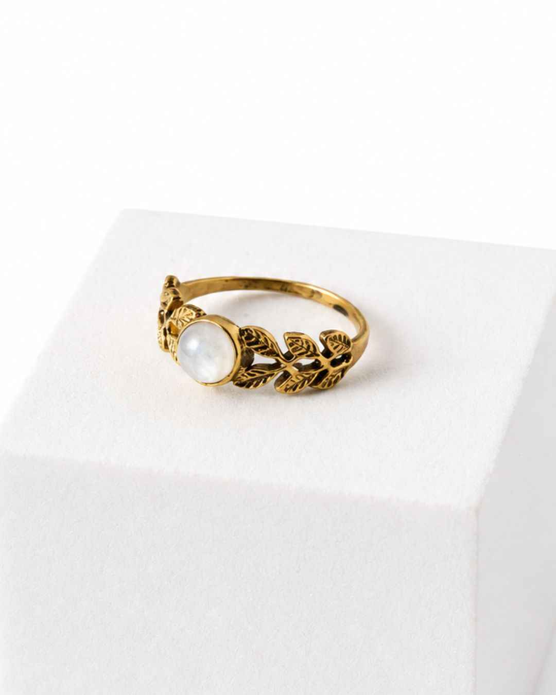Vinecrest – Ornate Vine Detailed Gemstone Brass Ring
