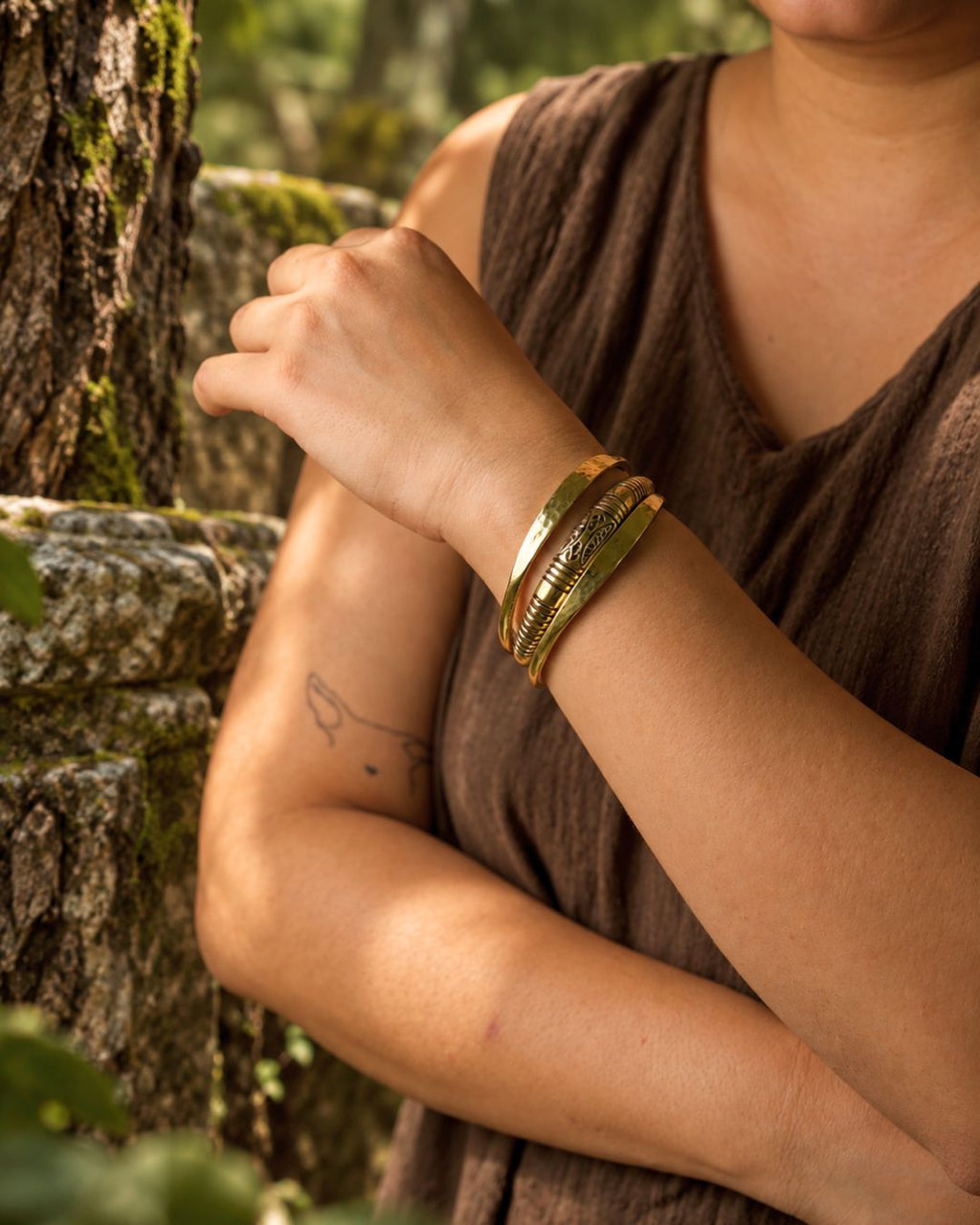 Riverbend – Open Brass Bangle with Hammered Details