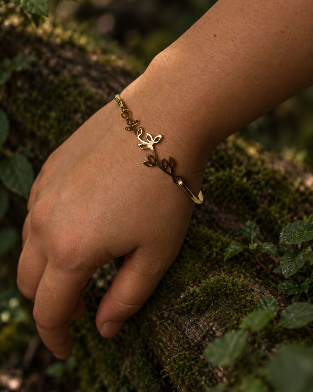 Lota – Leaf Vine Brass Bangle